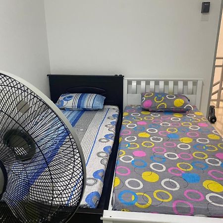 Klia Redza Homestay Kota Warisan Malay Only Сепанг Екстериор снимка