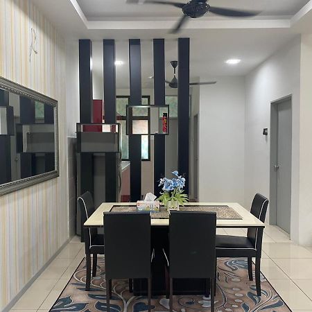 Klia Redza Homestay Kota Warisan Malay Only Сепанг Екстериор снимка