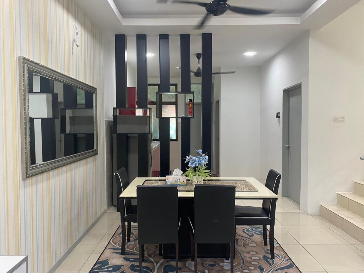 Klia Redza Homestay Kota Warisan Malay Only Сепанг Екстериор снимка